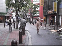 【モ有】見られることが快感になってしまったギャルっぽい女優さんが新宿で堂々と全裸を晒しています。
